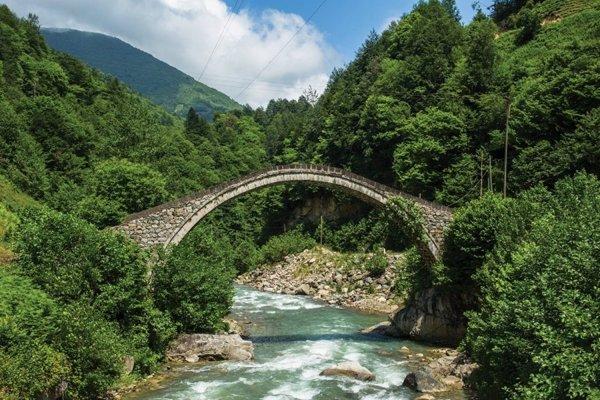 Rize’de yol yaparken tarihi köprüye zarar verildi