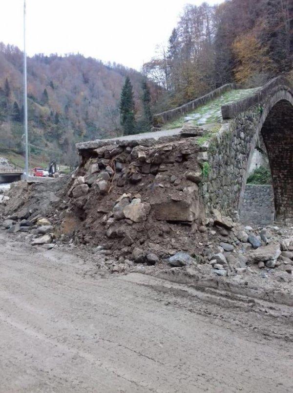 Rize’de yol yaparken tarihi köprüye zarar verildi