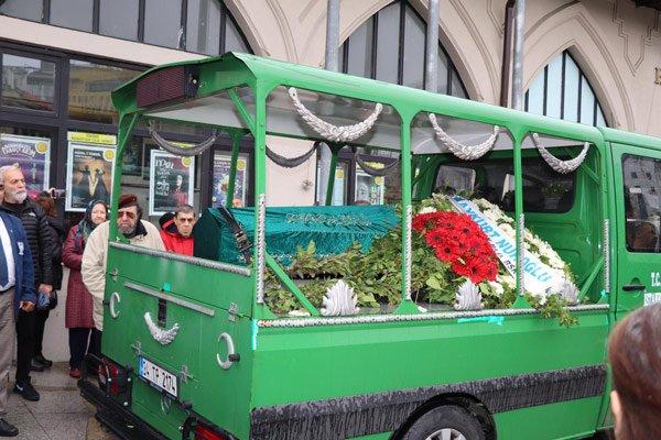 Usta oyuncu Uğur Kıvılcım son yolculuğuna uğurlandı