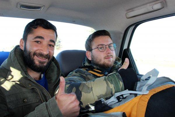 Araçlarını satıp otostopla Türkiye turuna çıktılar