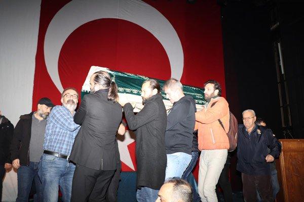 Usta oyuncu Uğur Kıvılcım son yolculuğuna uğurlandı