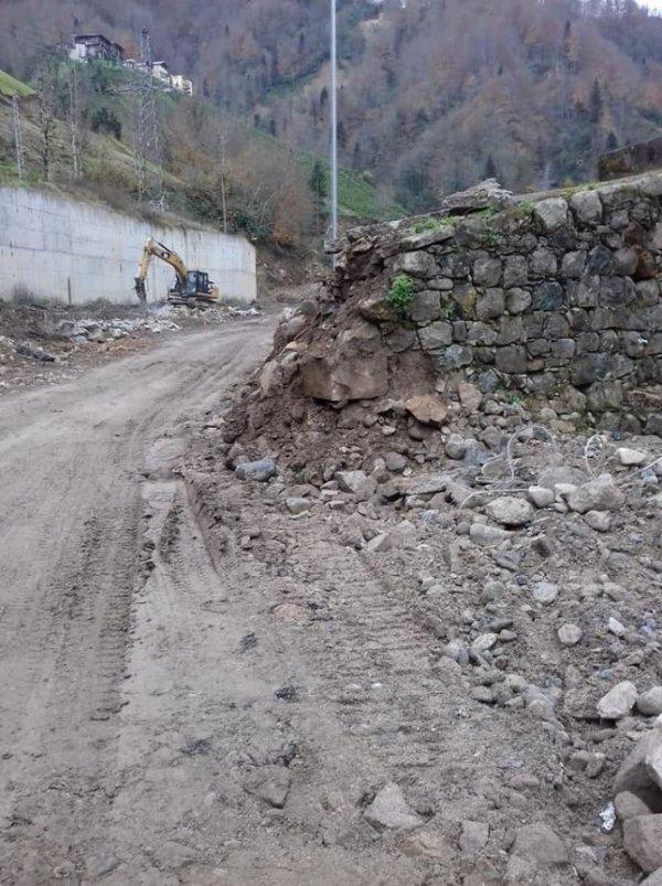 Rize’de yol yaparken tarihi köprüye zarar verildi