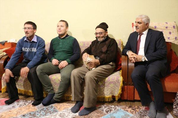 Ali dede kedileriyle yeni evine taşındı