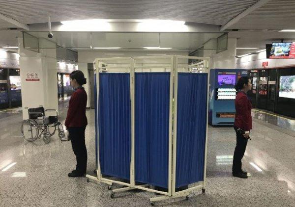 Çin'de bir kadın metroda bebek dünyaya getirdi