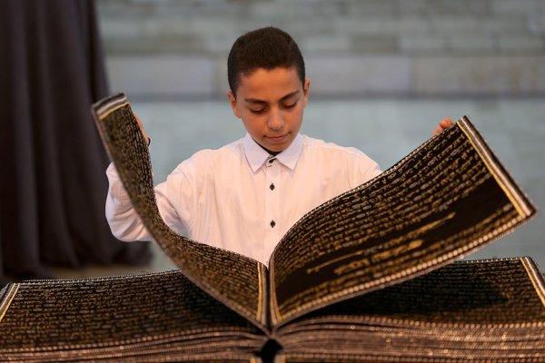 Kumaşa nakşettiği Kur'an-ı Kerim yüz binlerle buluştu