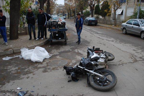 Manisa'da otomobil ile araç kafa kafaya çarpıştı