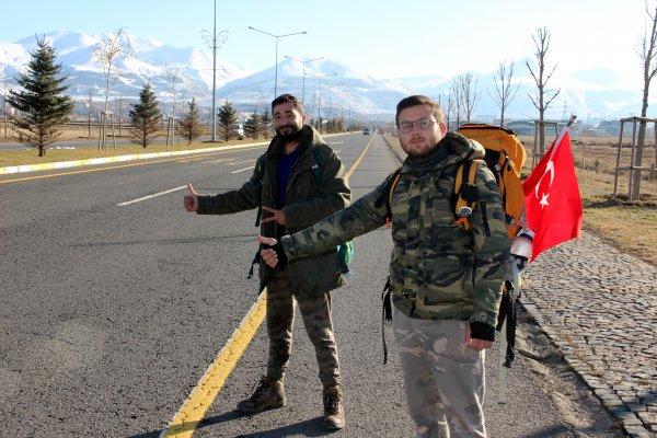 Araçlarını satıp otostopla Türkiye turuna çıktılar