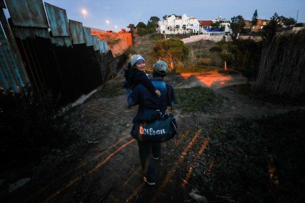Göçmenler ABD-Meksika sınırını aştı