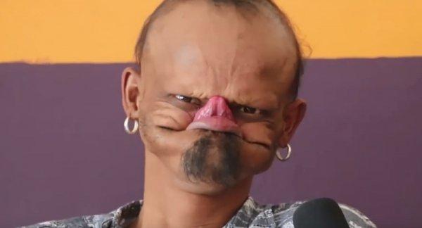 Diliyle alnını yalayabilen Nepalli