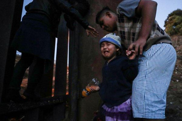 Göçmenler ABD-Meksika sınırını aştı