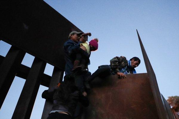 Göçmenler ABD-Meksika sınırını aştı