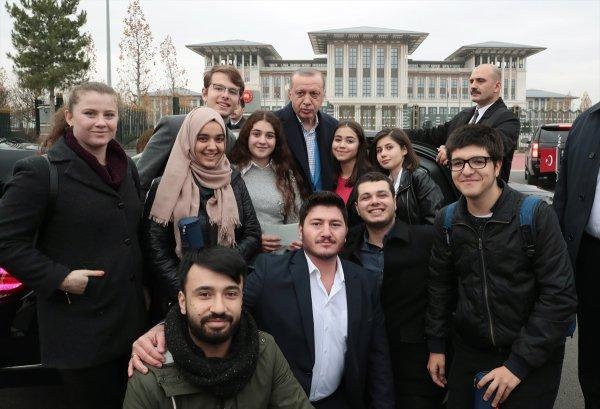 Erdoğan, çaya davet ettiği liselileri Külliye'de ağırladı