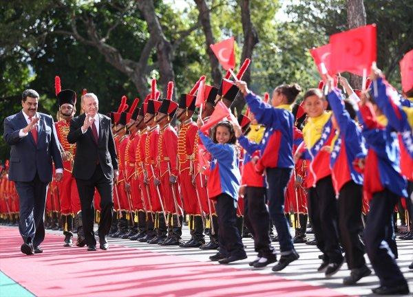 Maduro yere düşen Türk bayrağını kaldırdı
