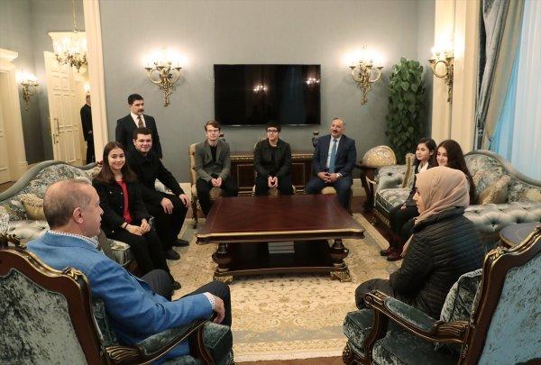 Erdoğan, çaya davet ettiği liselileri Külliye'de ağırladı