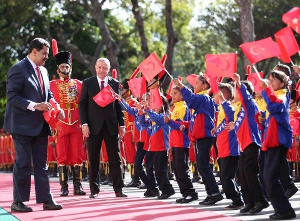 Maduro yere düşen Türk bayrağını kaldırdı
