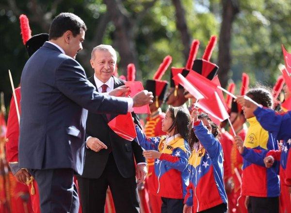 Maduro yere düşen Türk bayrağını kaldırdı