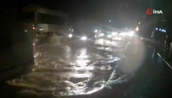 Kıbrıs’ta cadde ve sokakları sel bastı