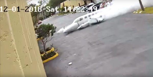 ABD'de uçak binaya girdi