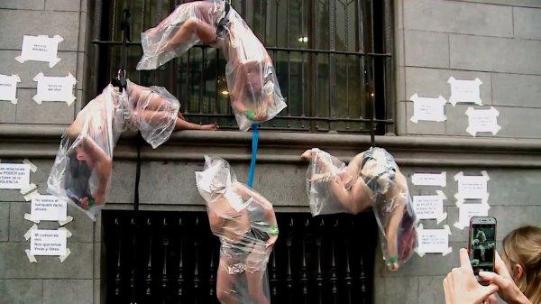 Arjantin’de tecavüzü protesto eden kadınlar kendini astı