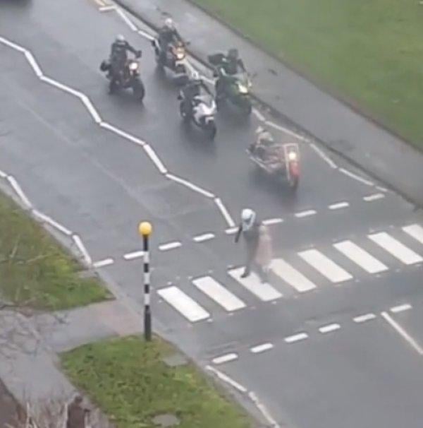 Yaya geçidinde bekleyen yaşlı kadına motosikletli yardımı