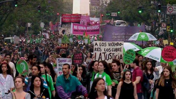 Arjantin’de tecavüzü protesto eden kadınlar kendini astı