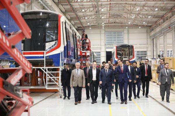 Bakan Varank yerli elektrikli otobüsün direksiyonuna geçti