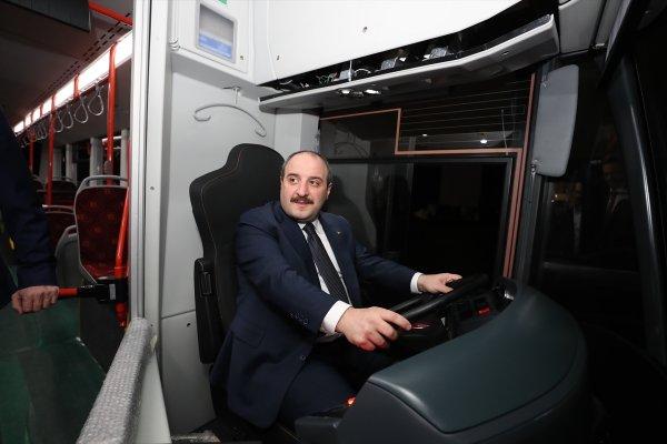 Bakan Varank yerli elektrikli otobüsün direksiyonuna geçti