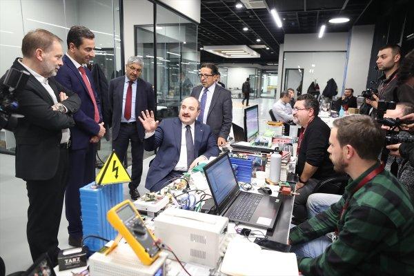 Bakan Varank yerli elektrikli otobüsün direksiyonuna geçti