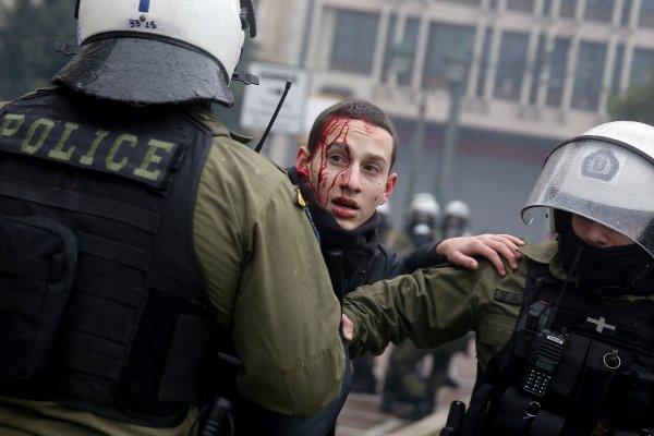 Yunanistan karıştı: Eylemciler polisle çatıştı