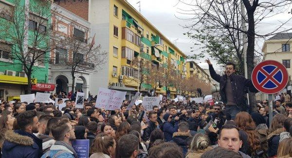 Arnavutluk'ta öğrencilerden 'harç' protestosu