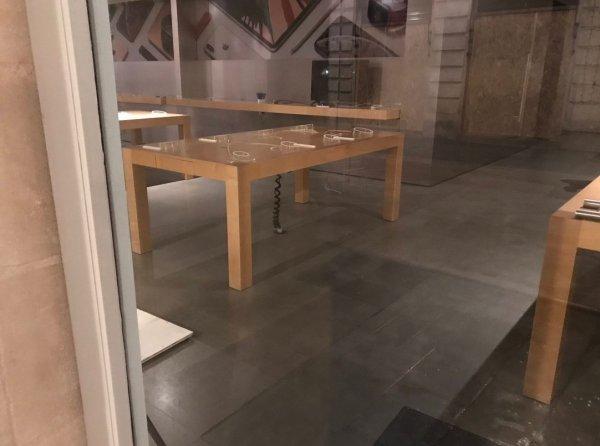 Fransızlar Apple mağazasını talan edip tüm ürünleri çaldı
