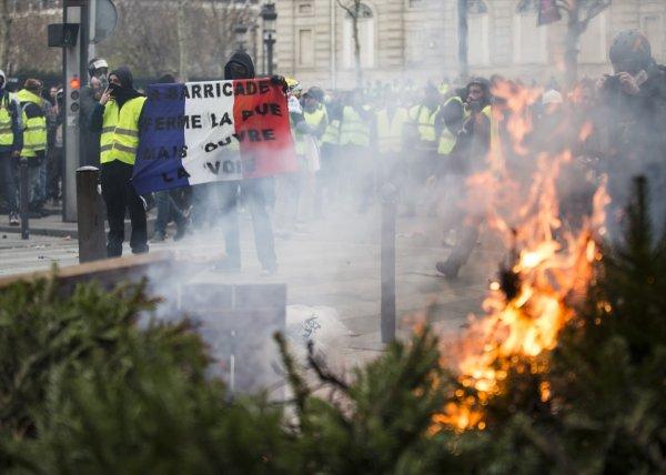 Dünkü Sarı Yelekliler protestosunda bin gözaltı