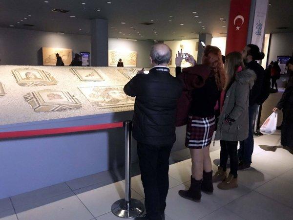 Çingene Kızı mozaiğine ziyaretçi akını