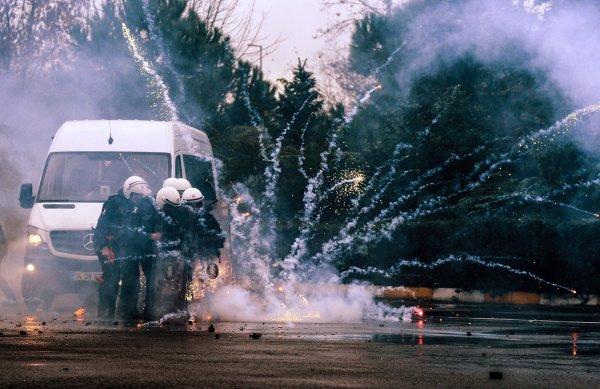 Çevik kuvvete, protestoculara müdahale eğitimi