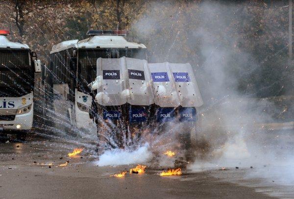 Çevik kuvvete, protestoculara müdahale eğitimi