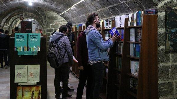 Tarihin mistik havasında kitap okuma keyfi