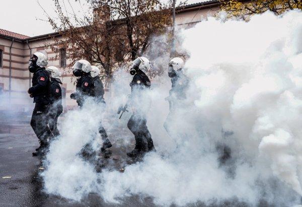 Çevik kuvvete, protestoculara müdahale eğitimi