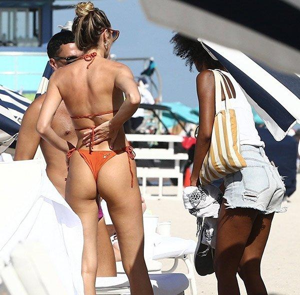 Candice Swanepoel tatilde