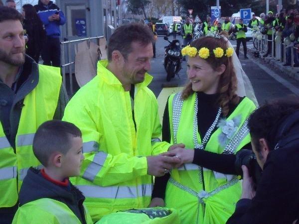 'Sarı Yelekliler' eylemlerde tanışıp evlendi