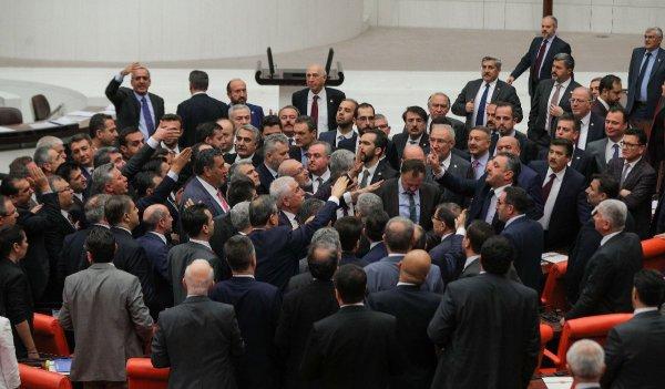 Meclis'te FETÖ kavgası