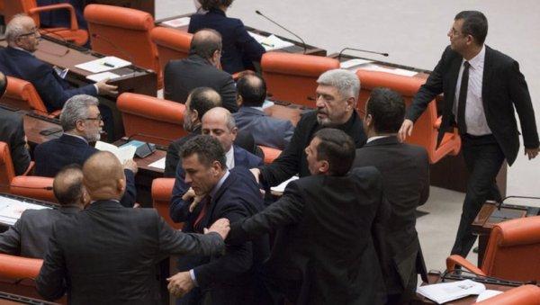 Meclis'te FETÖ kavgası