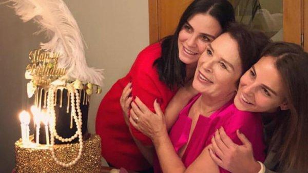 Hülya Koçyiğit'e torunlarından sürpriz