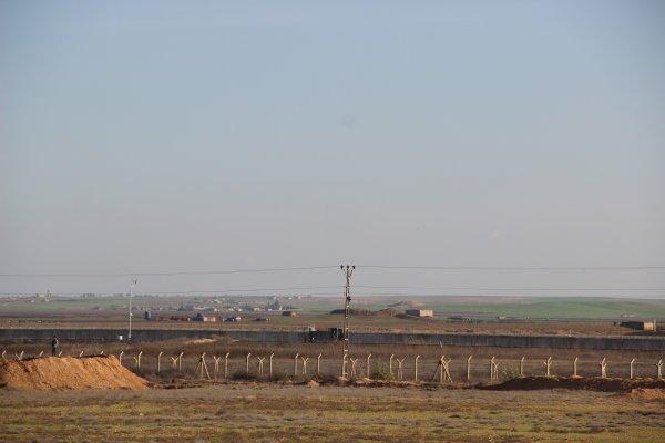 Terör örgütü YPG hendek kazmaya başladı