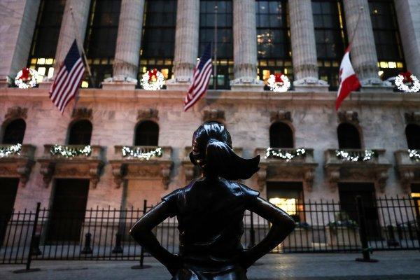 'Korkusuz Kız' heykeli yeni yerinde