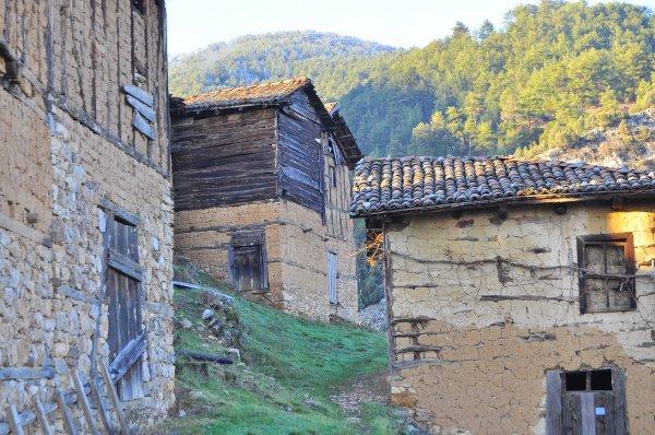 Yüzlerce yıllık kerpiç evleriyle görenleri etkileyen köy