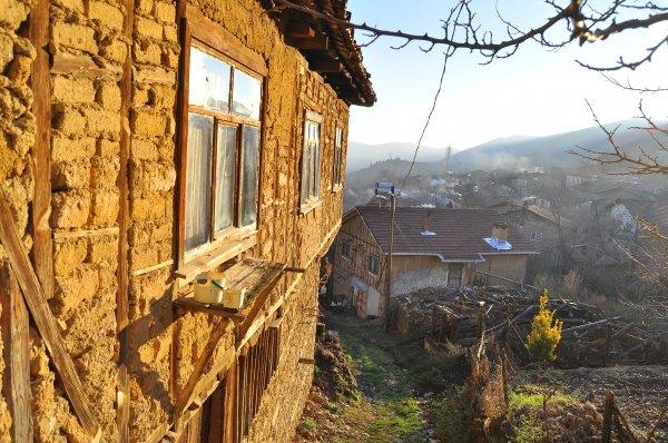 Yüzlerce yıllık kerpiç evleriyle görenleri etkileyen köy