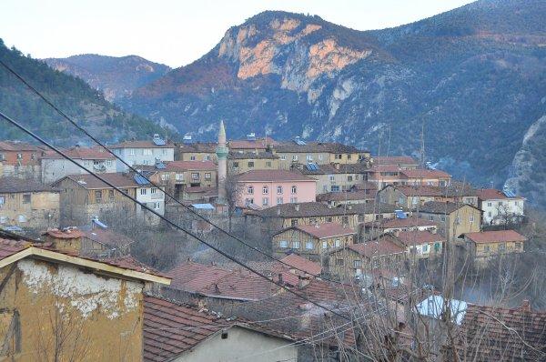 Yüzlerce yıllık kerpiç evleriyle görenleri etkileyen köy