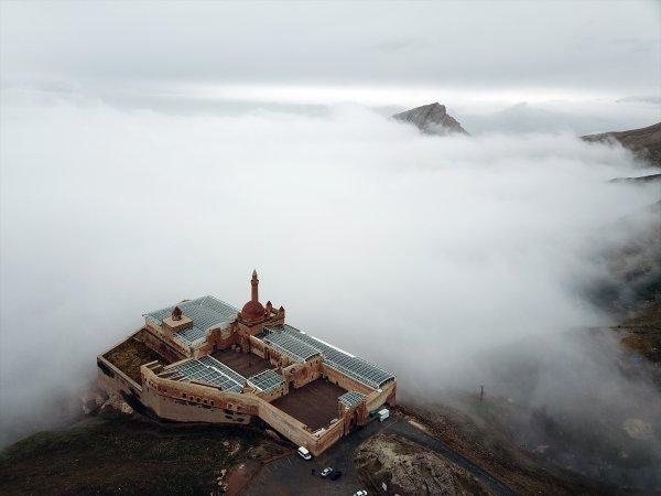 İshak Paşa sisli görüntüsüyle büyüledi