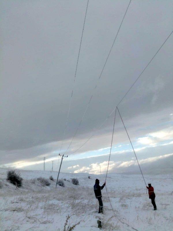 Kar ve tipinin kapattığı yolları atla aştılar