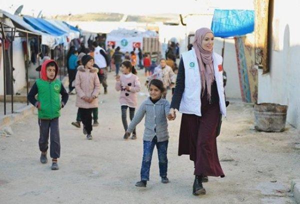 Tesettüre giren Gamze Özçelik, İdlib'e gitti